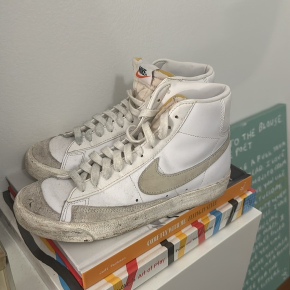 Nike trailblazers in white and grey. - Picture 3 of 4